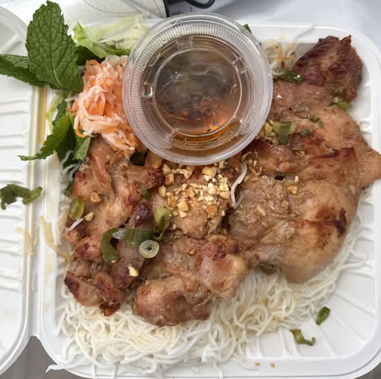 80. Grilled Chicken with Vermicelli 燒雞檬